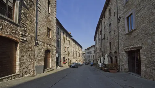 Gubbio mette in vendita 27 immobili comunali: asta pubblica e scadenze