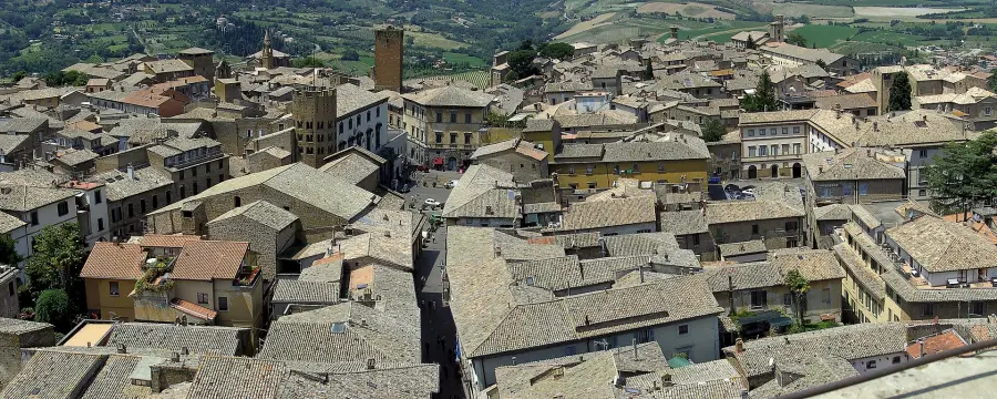 Orvieto, il 27 aprile stop al transito pedonale e alla sosta in Piazza del Commercio