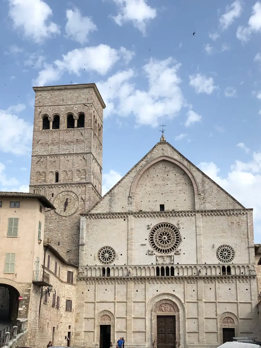 Gubbio, divieti su vetro e oggetti in Piazza Grande