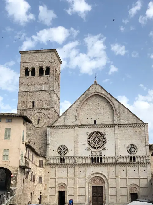 Gubbio, divieti su vetro e oggetti in Piazza Grande
